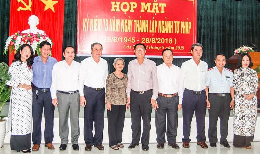 Cán bộ ngành Tư pháp Cần Thơ một số thời kỳ chụp hình lưu niệm.