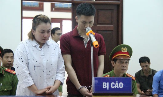 Cha đẻ, mẹ kế hành hạ con tại phiên tòa