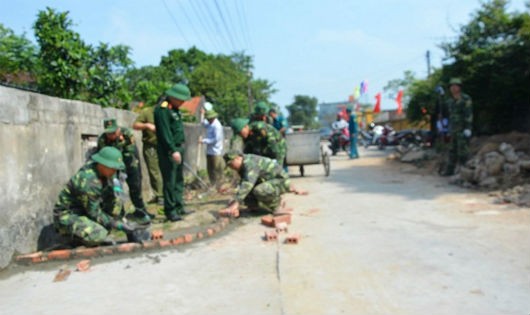 Cán bộ, nhân viên Lâm trường 27 giúp dân Khu 5 xây dựng bồn hoa trên tuyến đường kiểu mẫu