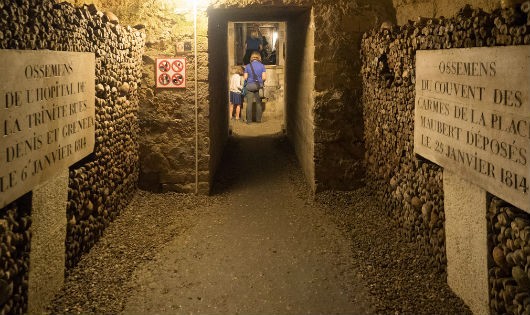 Hầm mộ Catacombes de Paris. 