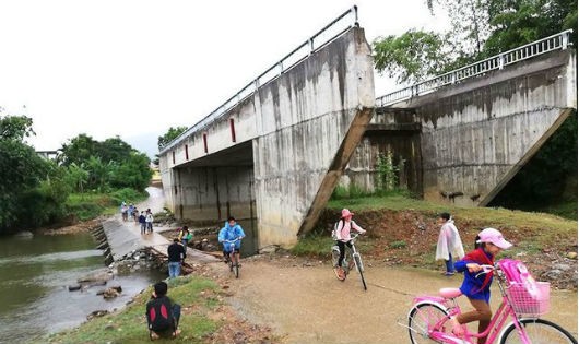 Cây cầu đã xây dựng xong nhưng không có đường dẫn lên 