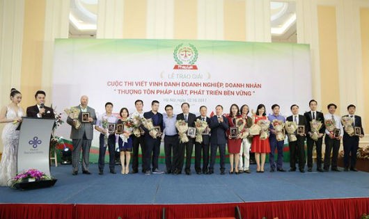 Lễ trao giải cuộc thi viết “Doanh nghiệp, doanh nhân thượng tôn pháp luật, phát triển bền vững” lần thứ 1 năm 2017