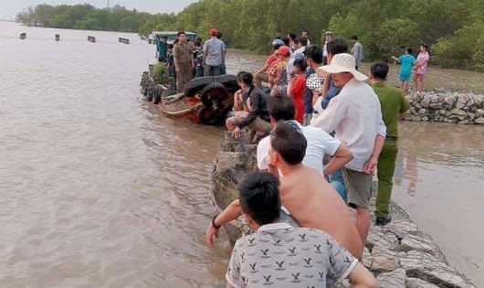 Cơ quan chức năng và người dân tìm kiếm nam sinh mất tích