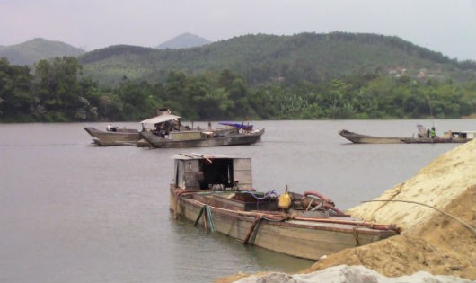 Mỗi doanh nghiệp khai thác cát sỏi ở bãi bồi Lương Quán bị phạt 800 triệu đồng (ảnh chụp từ đầu tháng 10/2018)