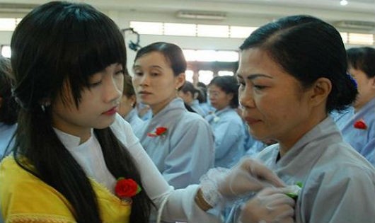 Bông hồng đỏ dành cho những ai còn mẹ, người nào mẹ đã mất thì cài hoa hồng trắng