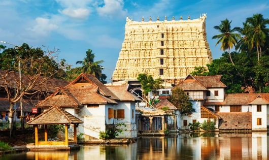 Đền Sree Padmanabhaswamy nhìn từ xa. 