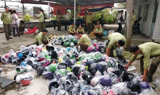 Lực lượng chức năng tiêu hủy mũ bảo hiểm