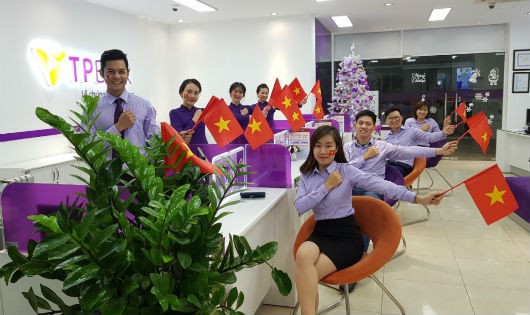 Các nhân viên xinh đẹp, đáng yêu của TPBank sẽ trao quà cho khách hàng tới giao dịch.