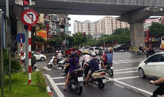 Tại đầu đường Trần Thái Tông, sự có mặt của biển báo cấm rẽ dường như không có tác dụng.