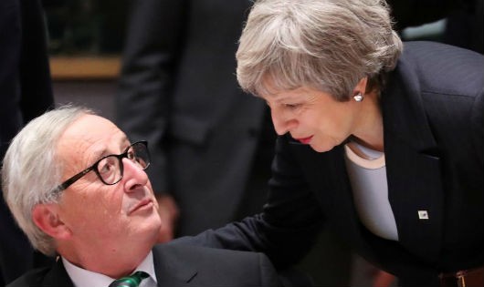 Bà Theresa May (phải) thảo luận với chủ tịch EU Jean-Claude Juncker, ngày 13/12/2018 tại Bruxelles