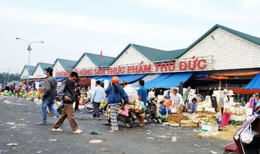 Quang cảnh buôn bán tấp nập tại chợ đầu mối nông sản Thủ Đức.