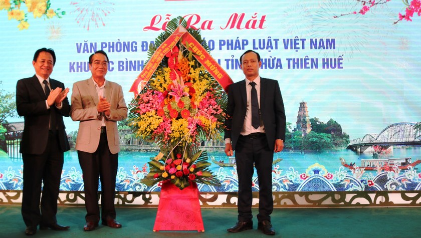 Phó Tổng biên tập thường trực Đặng Ngọc Luyến trao quyết định bổ nhiệm Trưởng VPĐD Bình Trị Thiên cho nhà báo Nguyễn Quang Tám và ông Bùi Thanh Hà, Phó Bí thư Thường trực Tỉnh ủy tỉnh Thừa Thiên – Huế tặng hoa chúc mừng Báo PLVN và VPĐD.