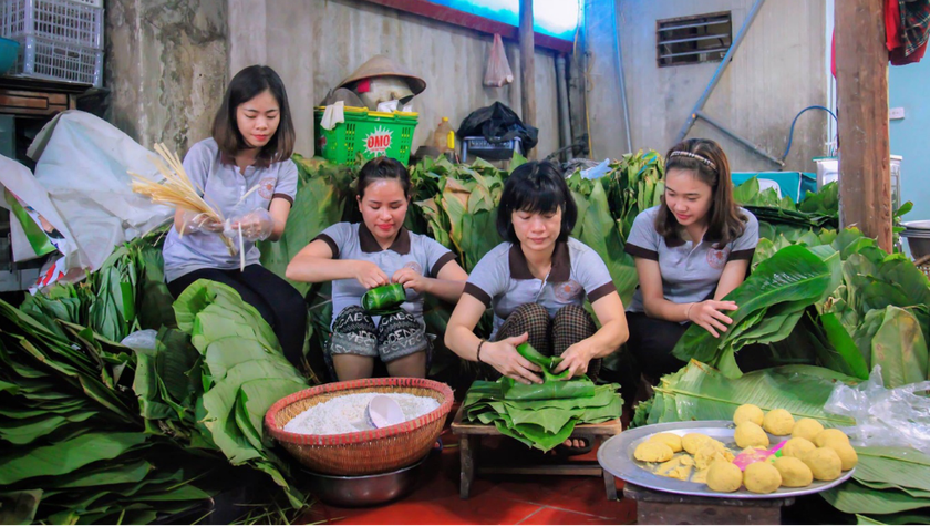 Các thành viên tự tay gói bánh chưng, mỗi người một công đoạn.