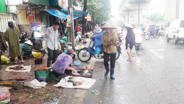 Chợ tạm khu vực Ngã Tư Sở