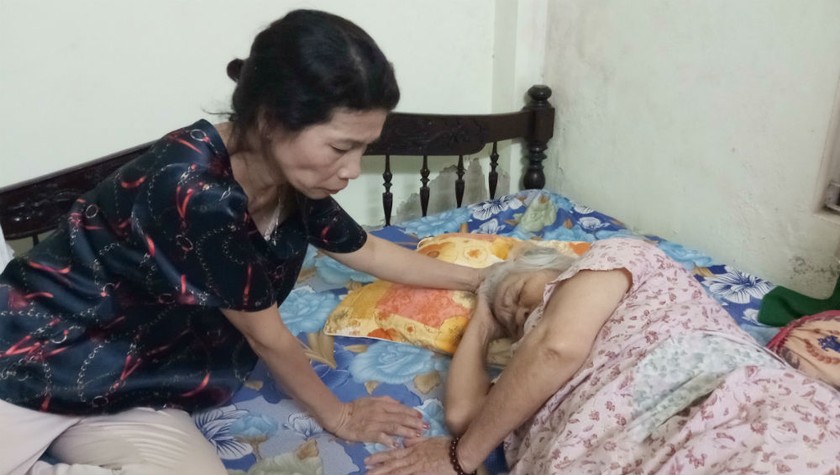 Bà Liên bị đống la phông rơi xuống đầu nhưng đến nay chủ đầu tư vẫn không hề thăm hỏi, hỗ trợ