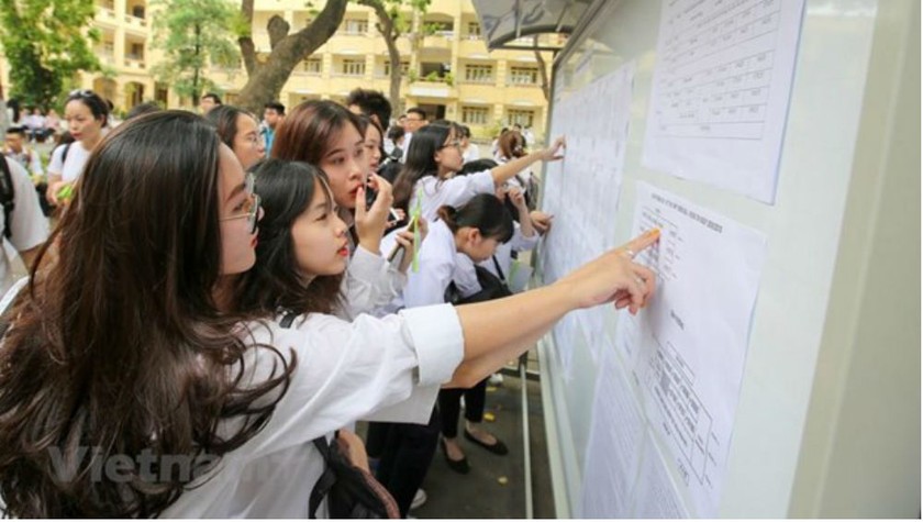 Thí sinh xem thông tin dự thi trong kỳ thi trung học phổ thông quốc gia. Ảnh Vietnam+