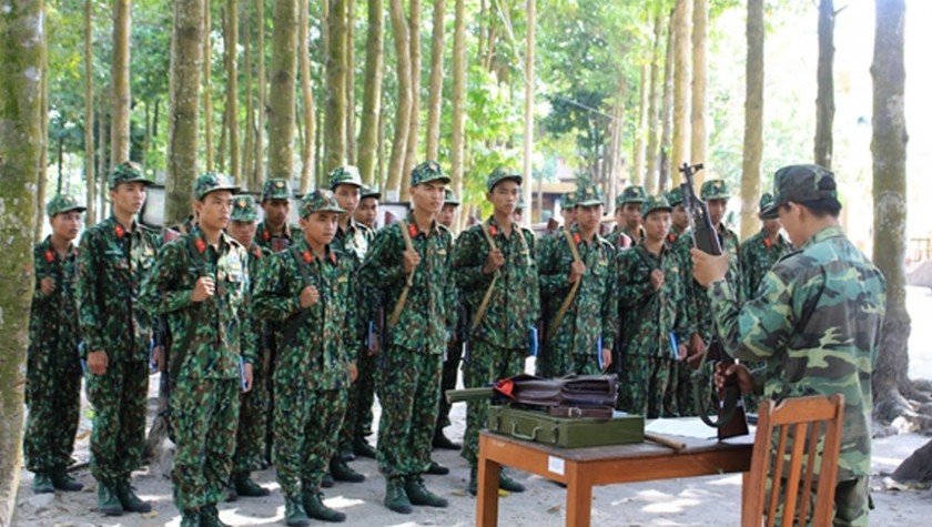 Chiến sĩ mới được huấn luyện dưới bóng cây nhằm tránh say nắng, say nóng.  Ảnh: Thúy An