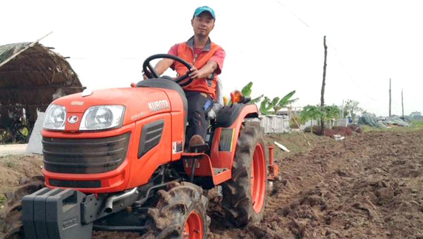 Kỹ sư lái máy cày