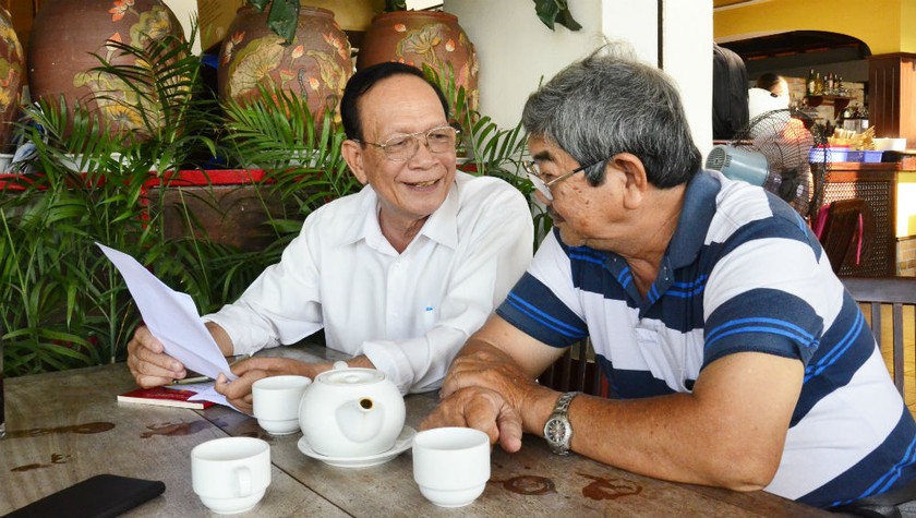 Đại tá Võ Tấn Dũng (bên trái) hồi tưởng về năm tháng ở chiến trường chiến đấu đầy “kiêu hãnh”.