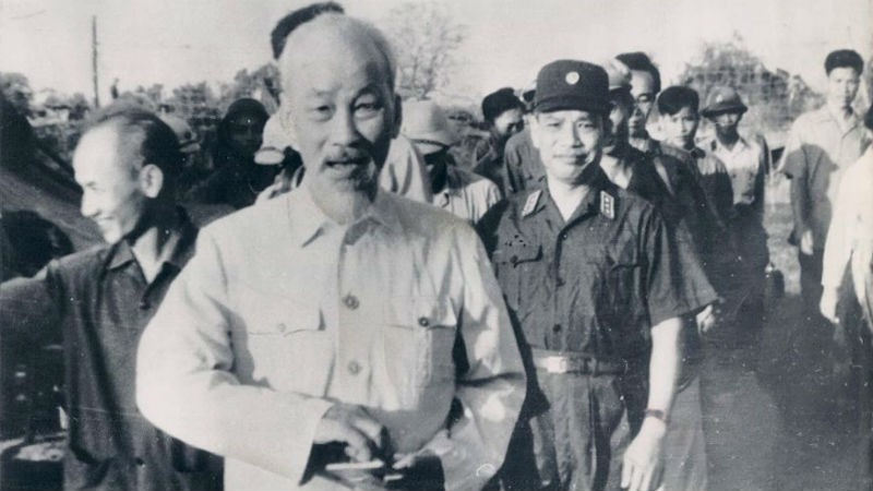 Chỉ tính trong 10 năm xây dựng CNXH ở Miền Bắc (1955-1965), Bác Hồ đã đi thăm trên 700 địa điểm ở các địa phương, nông trường, xí nghiệp, đơn vị bộ đội…