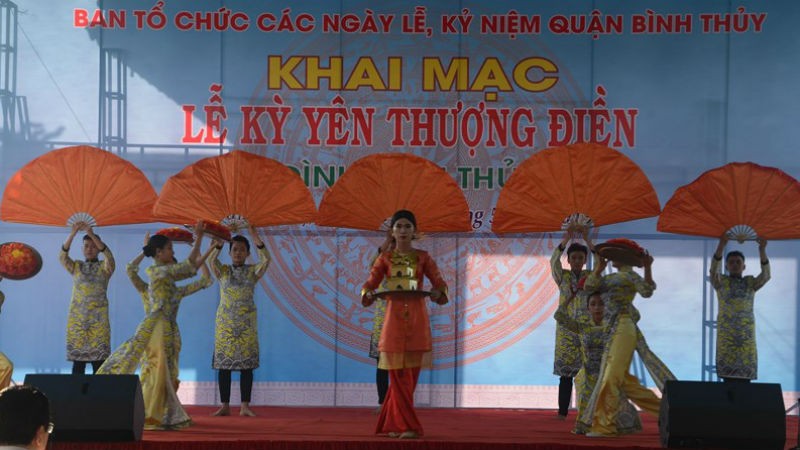 Văn nghệ khai mạc lễ hội Kỳ yên Thượng Điền Đình Bình Thủy năm 2019. 