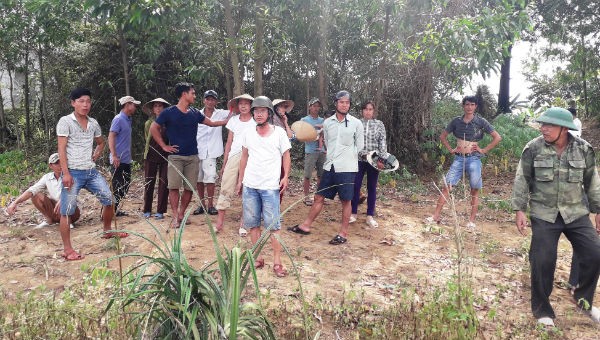 Người dân kéo ra hiện trường ngăn chặn tàu chở cát