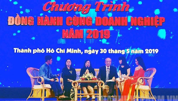 Các doanh nghiệp giao lưu tại lễ tuyên dương