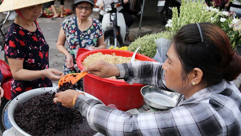 Người dân mua nếp cẩm dịp Tết Đoan Ngọ