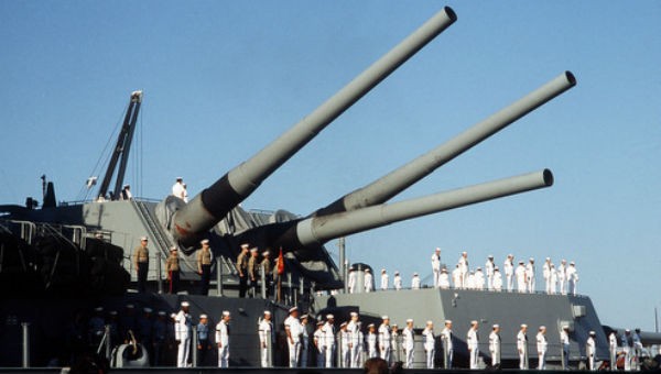 USS Iowa về cảng sau vụ nổ.