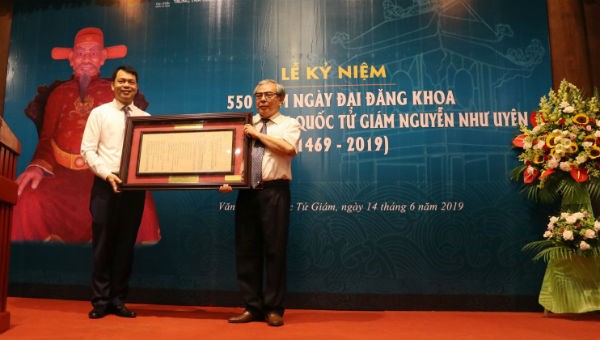 Đại diện dòng học lên nhận Trích lục ghi sự kiện ông đỗ Hoàng giáp (Lịch triều Đại Việt Đăng khoa lục)