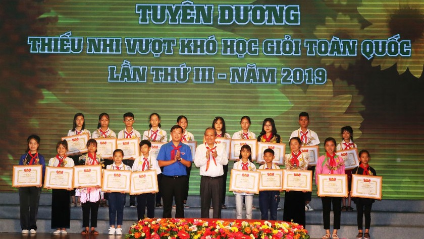 Tuyên dương những học sinh vượt khó học giỏi tiêu biểu toàn quốc.