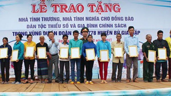 Đại diện đơn vị, địa phương trao quyết định bàn giao nhà tình thương, tình nghĩa tặng cho các hộ nghèo năm 2017