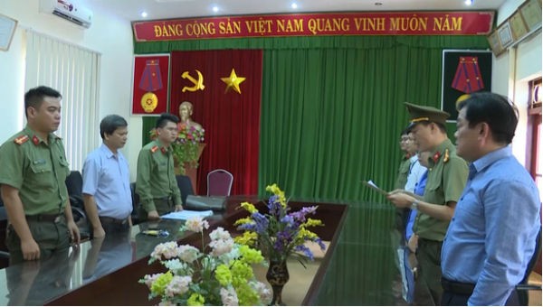 Ông Hoàng Tiến Đức (bìa phải) chứng kiến cơ quan điều tra tống đạt quyết định khởi tố thuộc cấp hồi tháng 7/2018