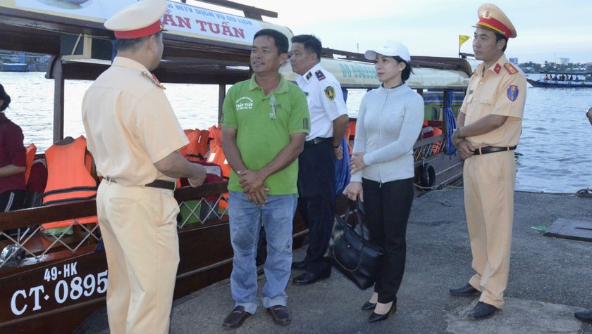 Lực lượng chức năng phối hợp kiểm tra, chấn chỉnh vi phạm kết hợp với tuyên truyền nhằm nâng cao ý thức của người dân