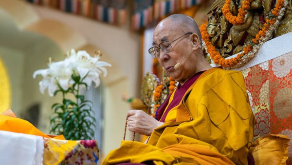 Đức Đạt Lai Lạt Ma thứ 14, pháp danh Tenzin Gyatso.