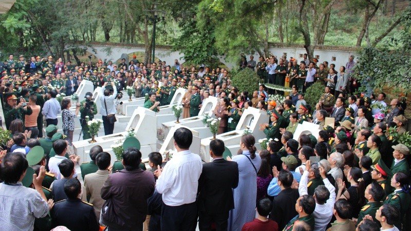 Anh Đào Văn Tuân (giữa) trong một buổi thuyết minh cho du khách tại Ngã ba Đồng Lộc. Ảnh nhân vật cung cấp