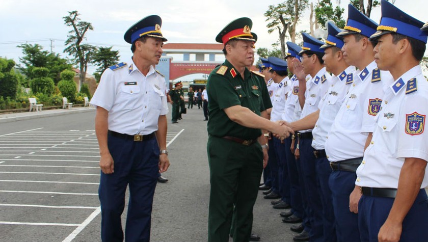 Thủ trưởng, lãnh đạo, chỉ huy các cơ quan, đơn vị BTL Vùng Cảnh sát biển 4 đón đồng chí Phó Chủ nhiệm Tổng cục Chính trị. Ảnh canhsatbien.vn