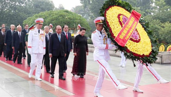 Lãnh đạo Đảng, Nhà nước đặt vòng hoa, tưởng niệm các anh hùng liệt sĩ