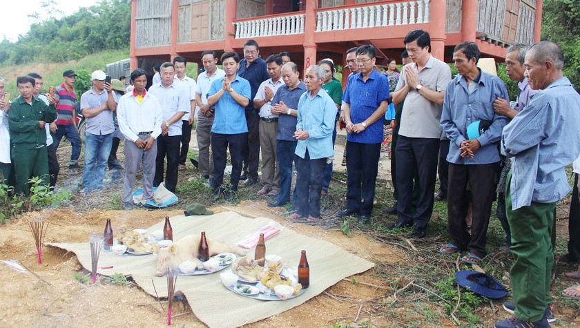 Bí thư Huyện ủy cùng già làng trưởng bản thực hiện lễ cúng cầu mong bình an nơi vùng đất mới để người dân nhập trạch.