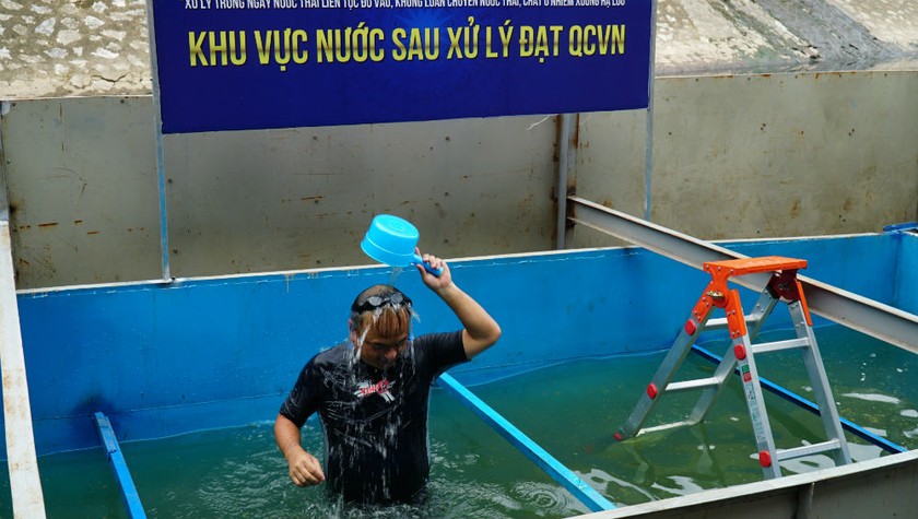 Chuyên gia Nhật Bản tắm trên sông Tô Lịch. Ảnh Báo Giao thông