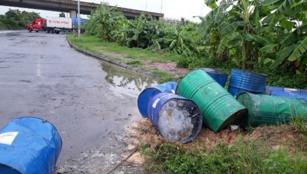 Các chất thải sinh hoạt, chất thải nguy hại bị các đối tượng lén lút đổ trộm ra môi trường