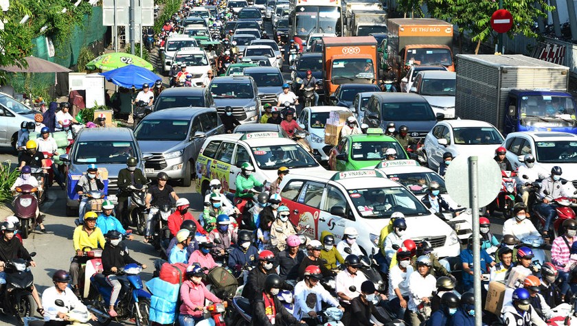  Việc thu phí ô tô lưu thông vào trung tâm TP HCM để hạn chế ùn tắc giao thông đang có nhiều ý kiến trái chiều. 