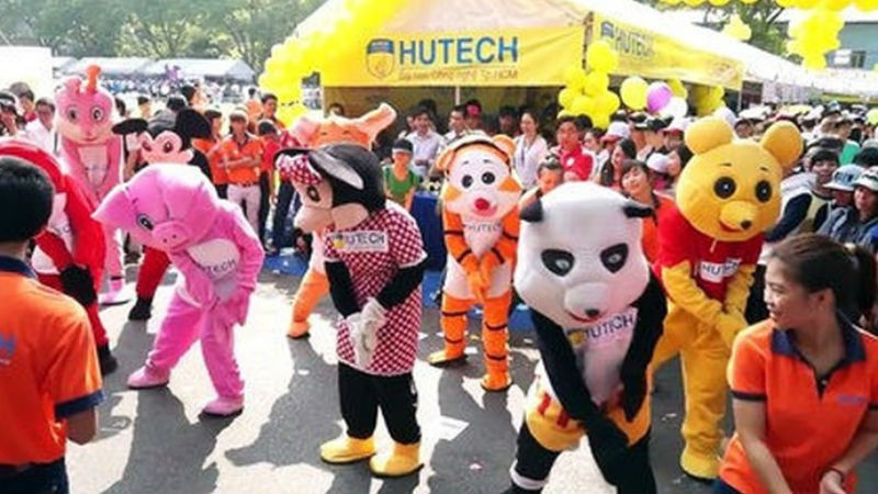 Những chú mascot có mặt hàng đêm trên phố đi bộ Nguyễn Huệ.