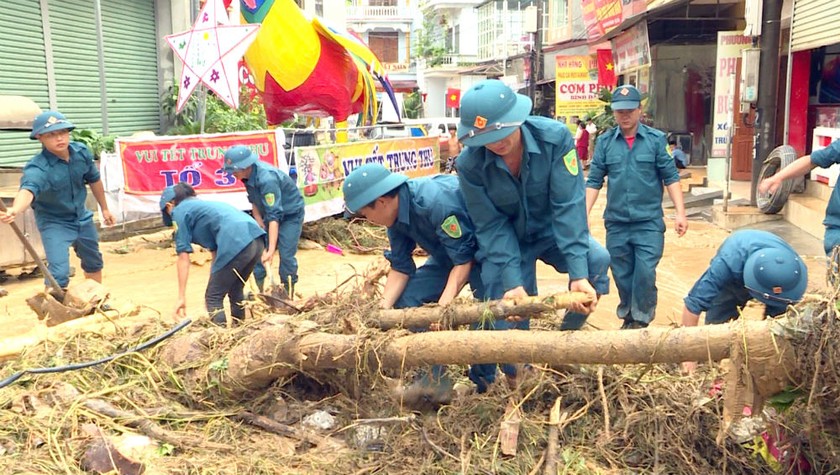 Lực lượng dân quân huyện Yên Minh, Hà Giang phối hợp với người dân khắc phục hậu quả thiên tai. Ảnh: Đình Anh- Văn Bính.