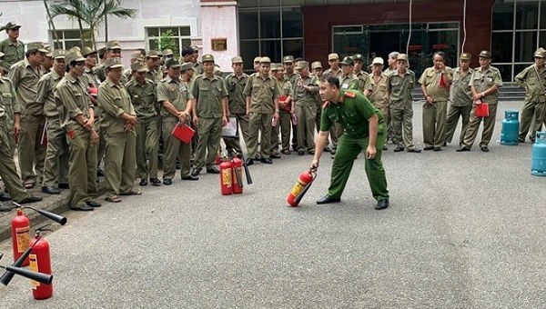 Cảnh sát PCCC CAQ Đống Đa (Hà Nội) hướng dẫn lực lượng bảo vệ dân phố, dân phòng sử dụng bình chữa cháy.