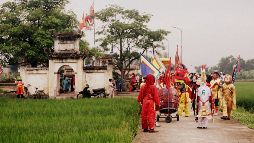  Người dân rước kiệu Thánh về khu mộ của Thánh Bà.