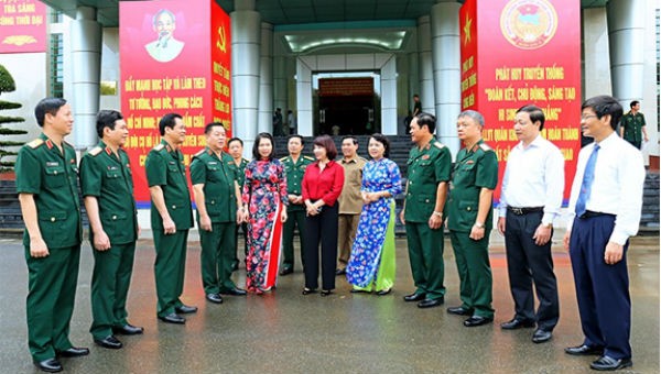 Thượng tướng Nguyễn Trọng Nghĩa, Phó Chủ tịch Hội đồng Thi đua-Khen thưởng Bộ Quốc phòng  với các đại biểu tại Hội nghị sơ kết và tôn vinh điển hình tiên tiến 5 năm thực hiện Cuộc vận động “Phát huy truyền thống cống hiến tài năng xứng danh Bộ cụ Hồ.