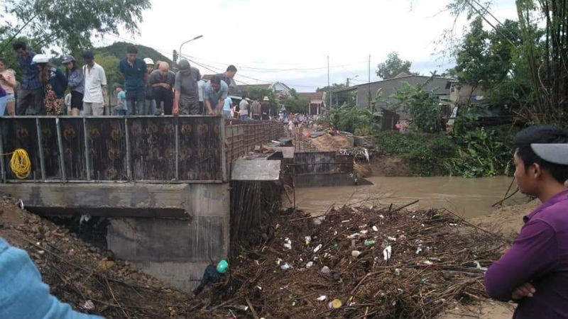 Một người đàn ông bị tai nạn giao thông trong đêm bão số 5