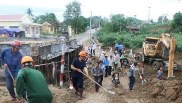 Sửa sang lại đường do ảnh hưởng mưa lũ ở Phú Yên