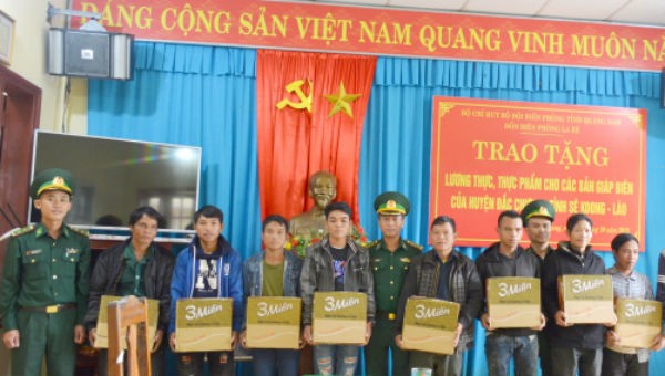 Đồn Biên phòng La Êê hỗ trợ gạo, mỳ tôm cùng các nhu yếu phẩm khác cho bà con các bản giáp biên huyện Đắc Chưng, tỉnh Sê Kông (Lào). Ảnh: Văn Vinh